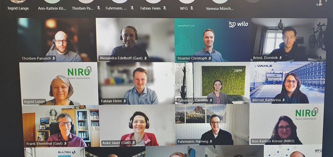 Screenshot von Zoom-Meeting mit mehreren Teilnehmern.