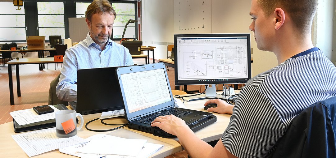 Alexander Lampkowski und Ralf Damberg begutachten Simulationsergebnisse am Computer. 