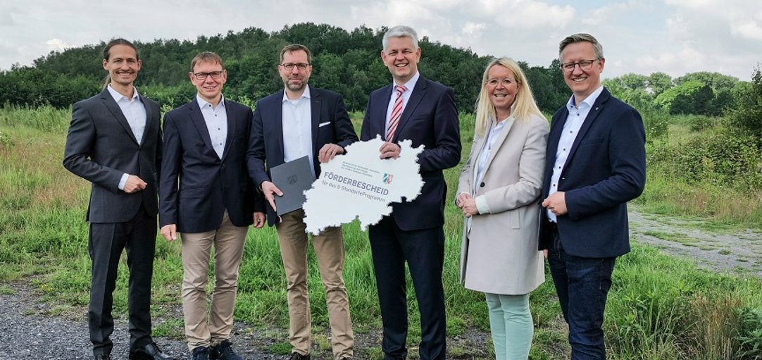 Gruppenbild: Übergabe symbolischer Steuerbescheid auf dem Zechengelände.