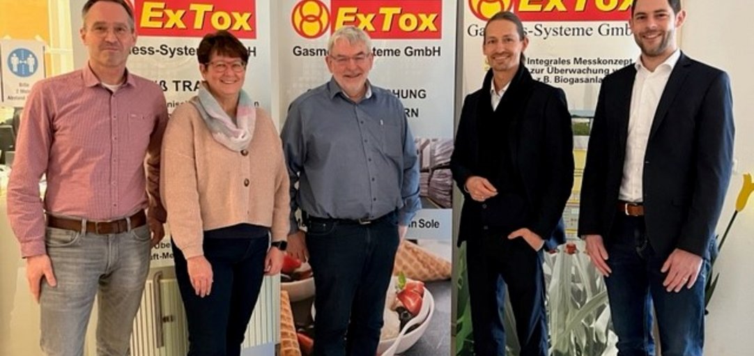 ExTox Geschäftsführer Ludger Osterkamp, WFG-Chef Sascha Dorday und drei weitere Personen vor Roll-ups der Firma ExTox.