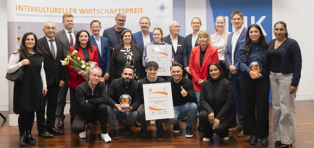 Das Bild zeigt die Preisträgerinnen und Preisträger des Interkulturellen Wirtschaftspreises.