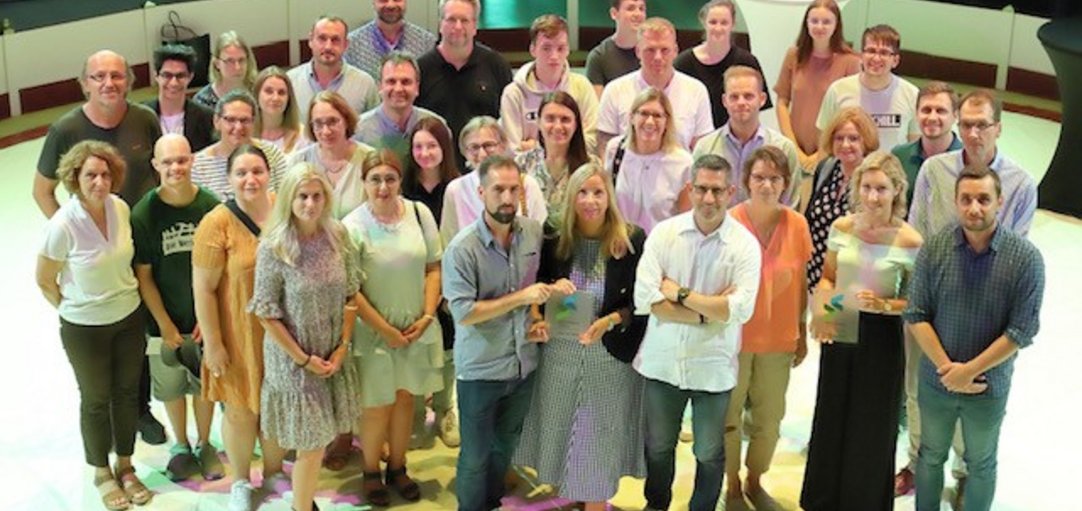 Gruppenbild: Vertreter der mit dem Berufswahl-Siegel ausgezeichneten Schulen.