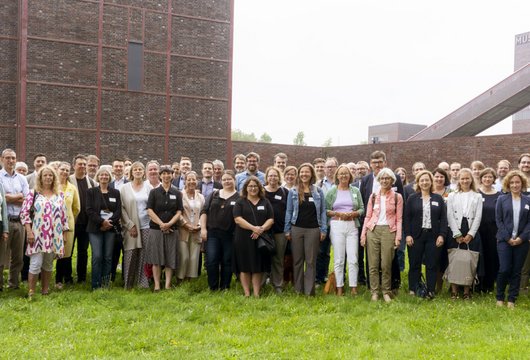 Gruppenbild vor Zollverein in Essen. 