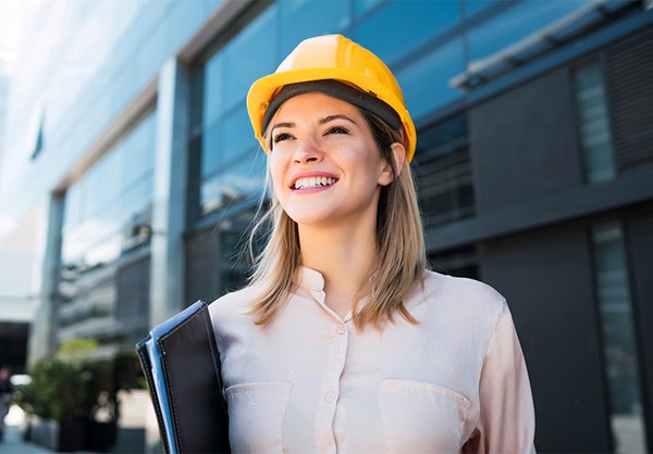 Frau mit Baustellenhelm