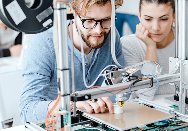 Mann und Frau mit Technik.