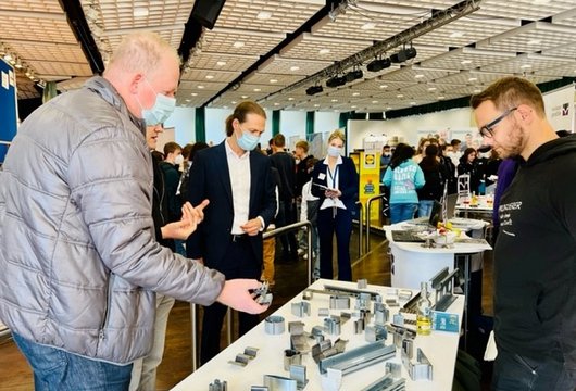 Personen an den Ständen einer Ausbildungsmesse.