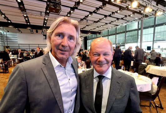 Das Bild zeigt Andreas Tracz und Bundeskanzler Olaf Scholz.